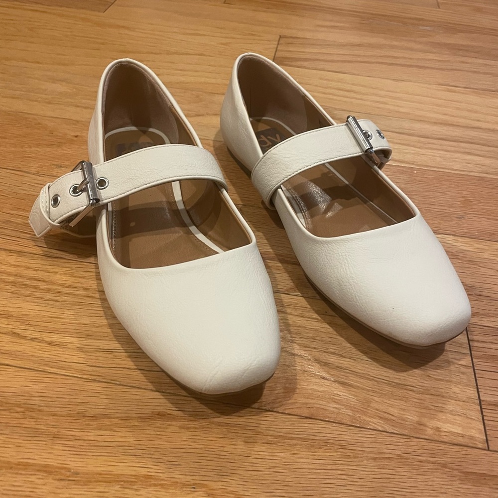 DV Dolce Vita Mellie Flat